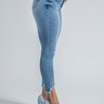 calca_jeans_cropped_classica_com_perolas_na_barra_modelador_de_curvas_5481_variacao_67545_3_a5ff6c75f20cb65c37b668e35731a38b