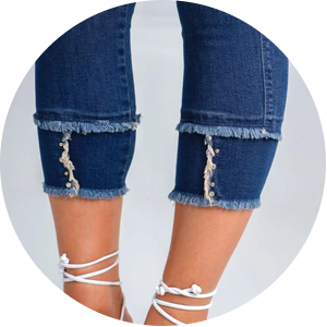 calca jeans feminina com barra dupla e strass