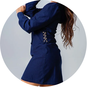 vestido jeans feminino com detalhes em correntes