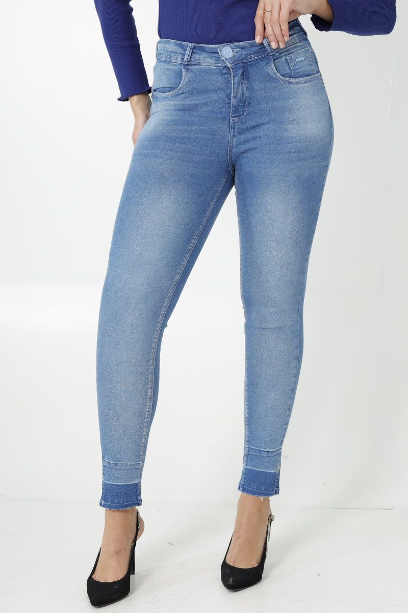 Cal&ccedil;a feminina jeans skinny barra estonada