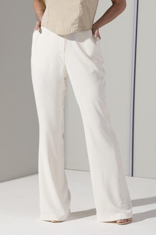 Calça Feminina de Alfaiataria Boca de Sino Calça Feminina de Alfaiataria Boca de Sino