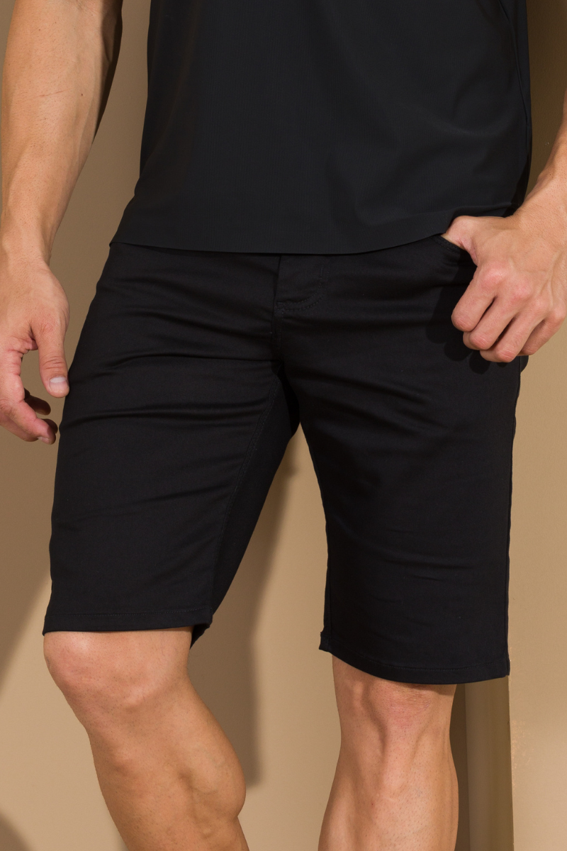 Bermuda masculina sarja preta detalhe acabamento
