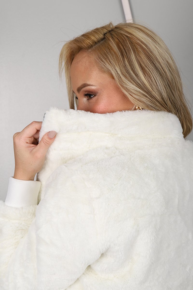 Jaqueta Feminina Pelo Teddy Punho Canelado (Off White)