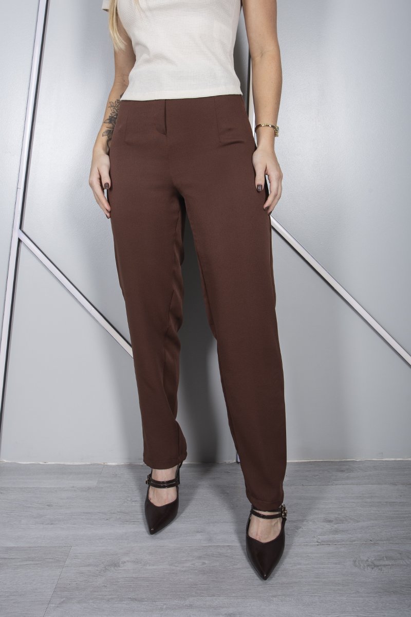 Calça feminina social alfaiataria reta sem bolsos vista frontal