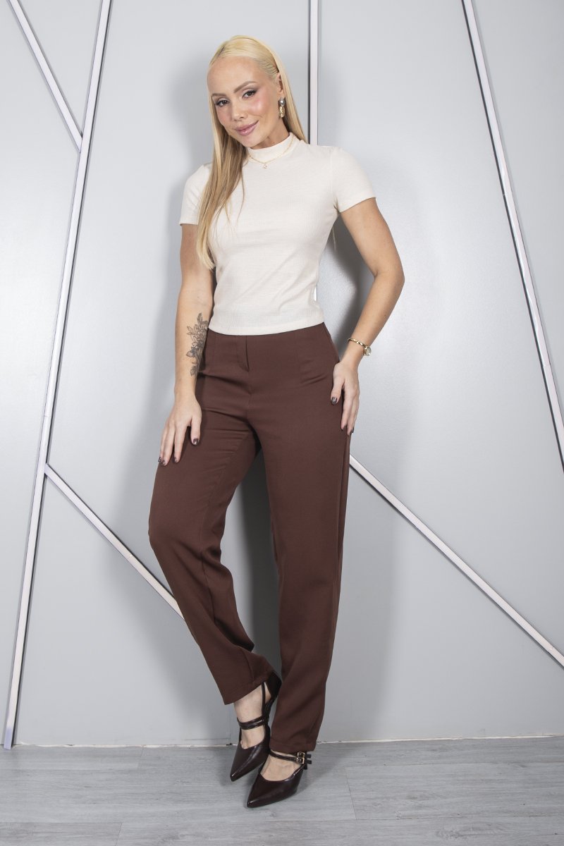 Calça feminina social alfaiataria reta sem bolsos detalhe lateral