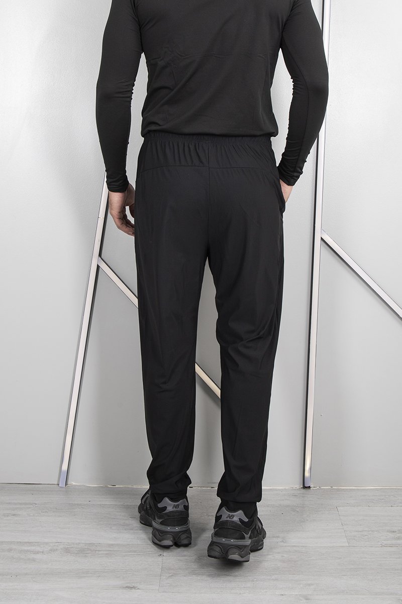 Cal&ccedil;a masculina c&oacute;s el&aacute;stico preto
