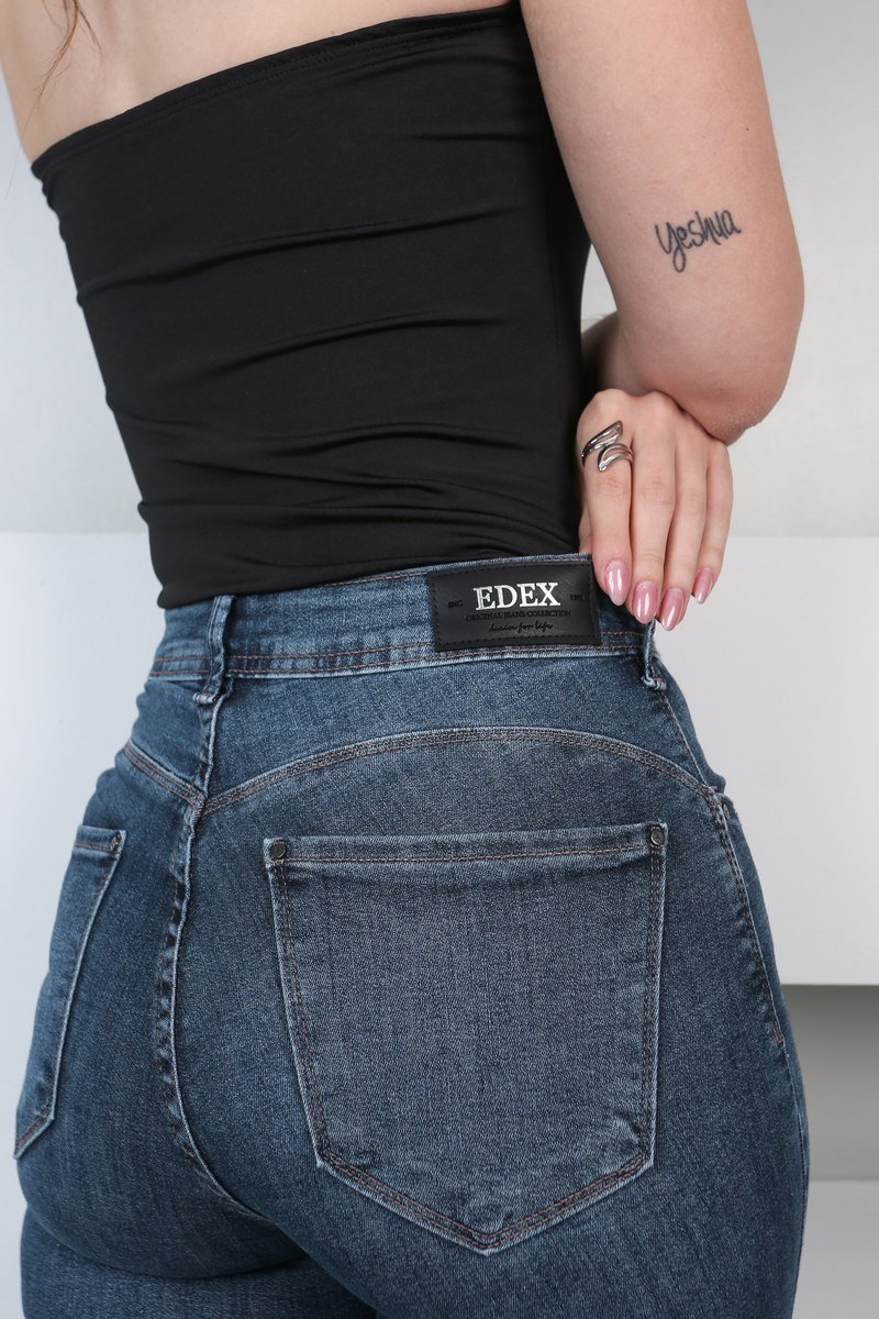 Cal&ccedil;a feminina jeans skinny Ninna azul detalhe dos bolsos